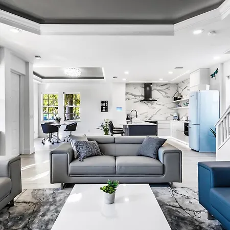Chic & Cozy River District Townhouse